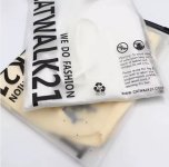 Matinis, pieniškas plastikinis maišelis su užtrauktuku, puikiai tinkantis marškinėliams, megztiniams ir kt.