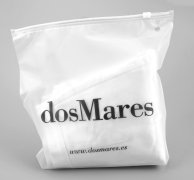 Matinis Poli Maišytuvų Krepšys su užtrauktuku iš matinės folijos. Spausdinkite pagal kliento reikalavimus. Plastikinės pakuotės su užtrauktuku drabužiams, apatiniams drabužiams, kojinėms. Naudojama kaip daugkartinio naudojimo kosmetologė.